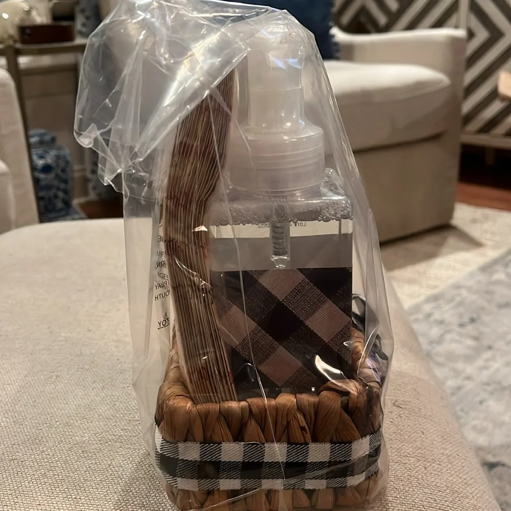 Mud Pie Cream Check Soap and Guest Towel Basket Set/NWT